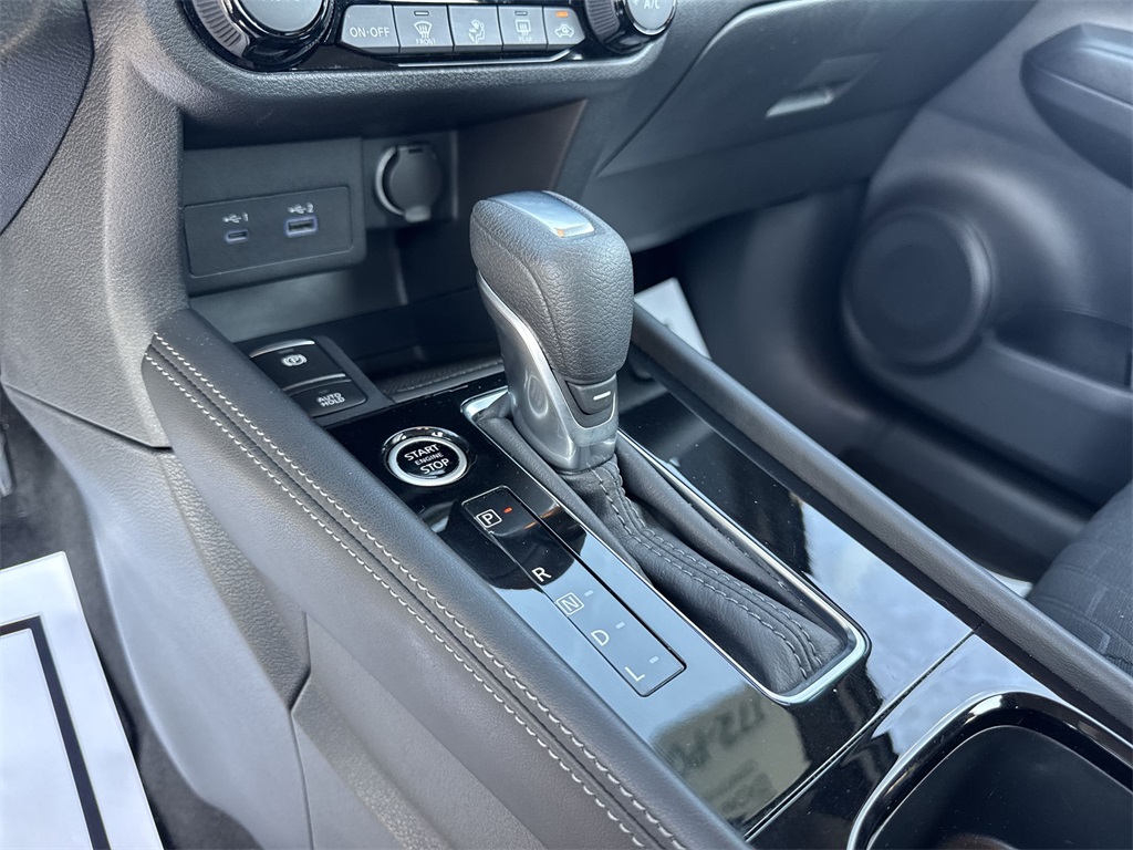 2024 Nissan Kicks SR photo 19