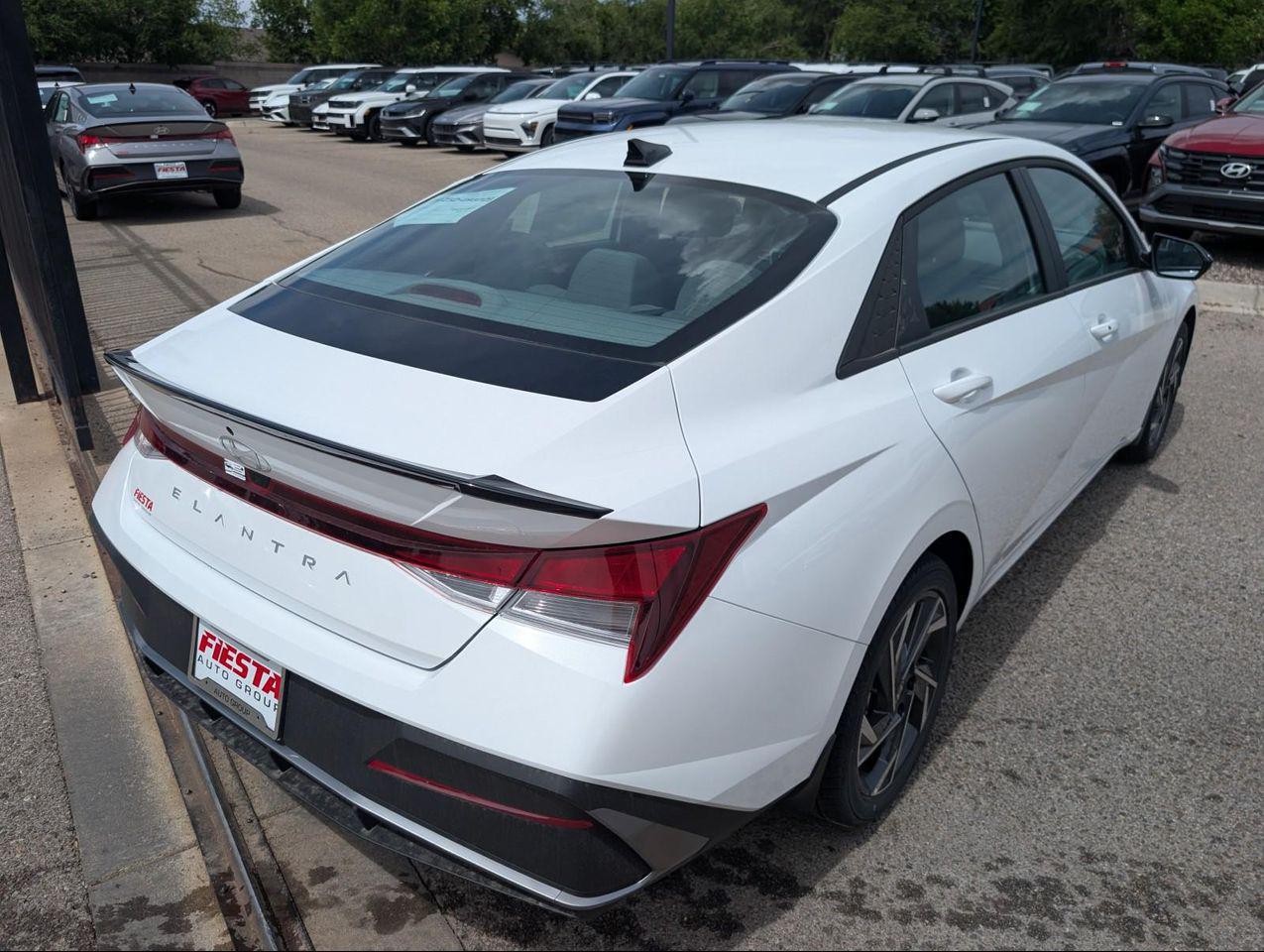 2025 Hyundai Elantra SEL Sport photo 6