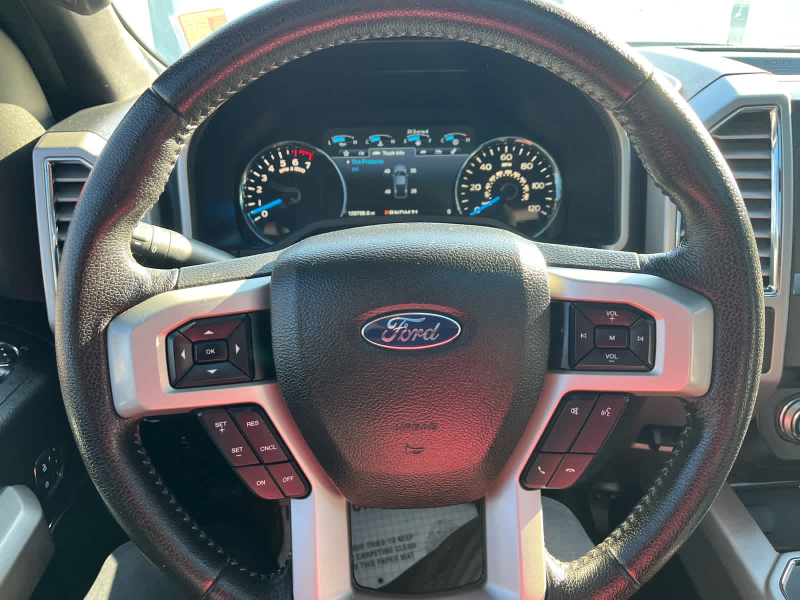 2015 Ford F-150 Lariat photo 25