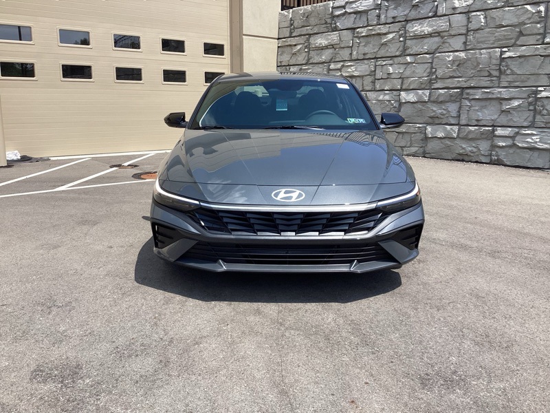 2025 Hyundai Elantra SEL Sport photo 2