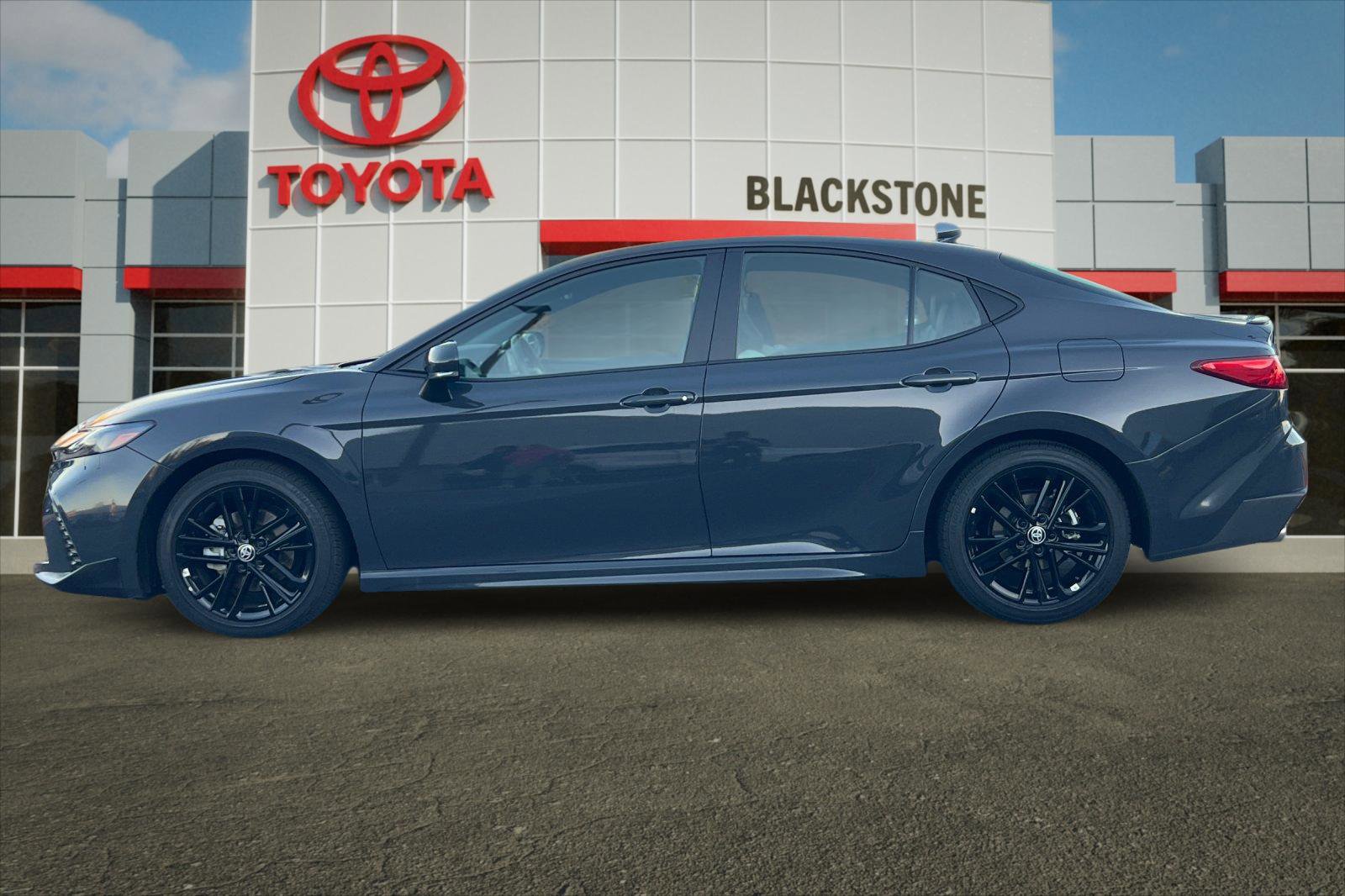 2025 Toyota Camry SE photo 4