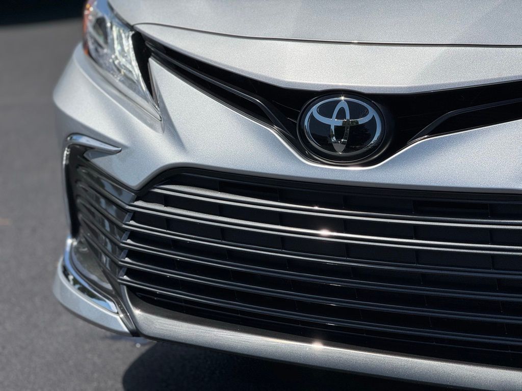 2023 Toyota Camry XLE V6 photo 7