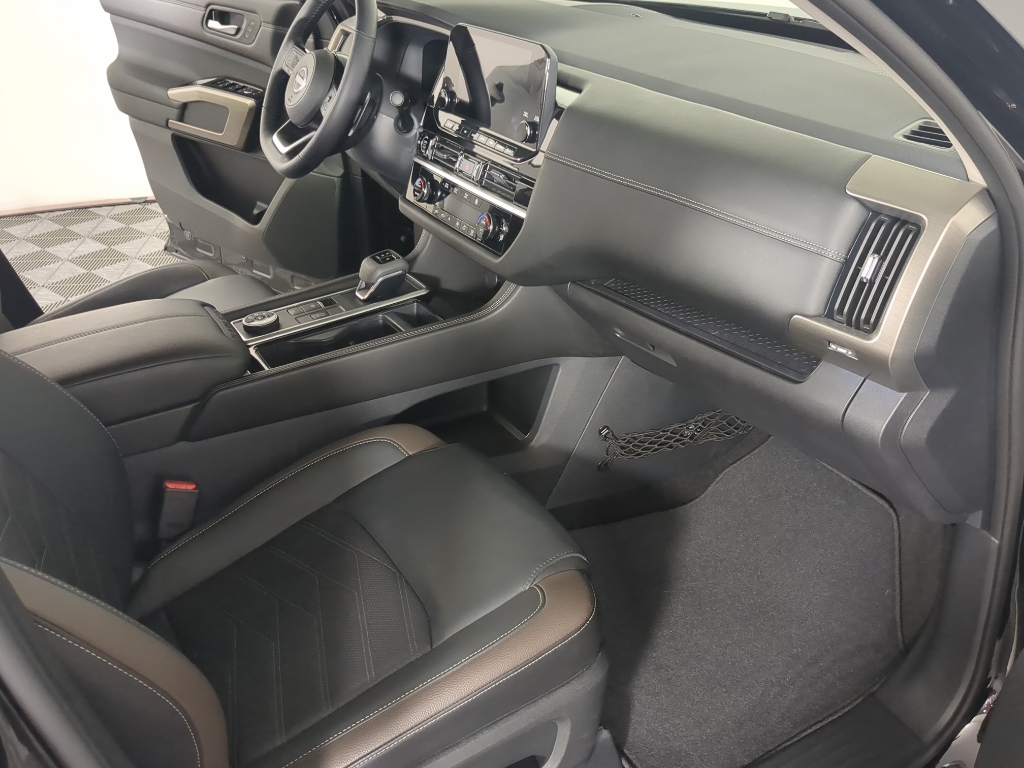 2024 Nissan Pathfinder Platinum photo 18