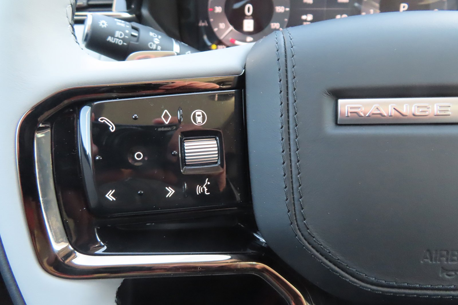2025 Land Rover Range Rover Velar SE photo 28