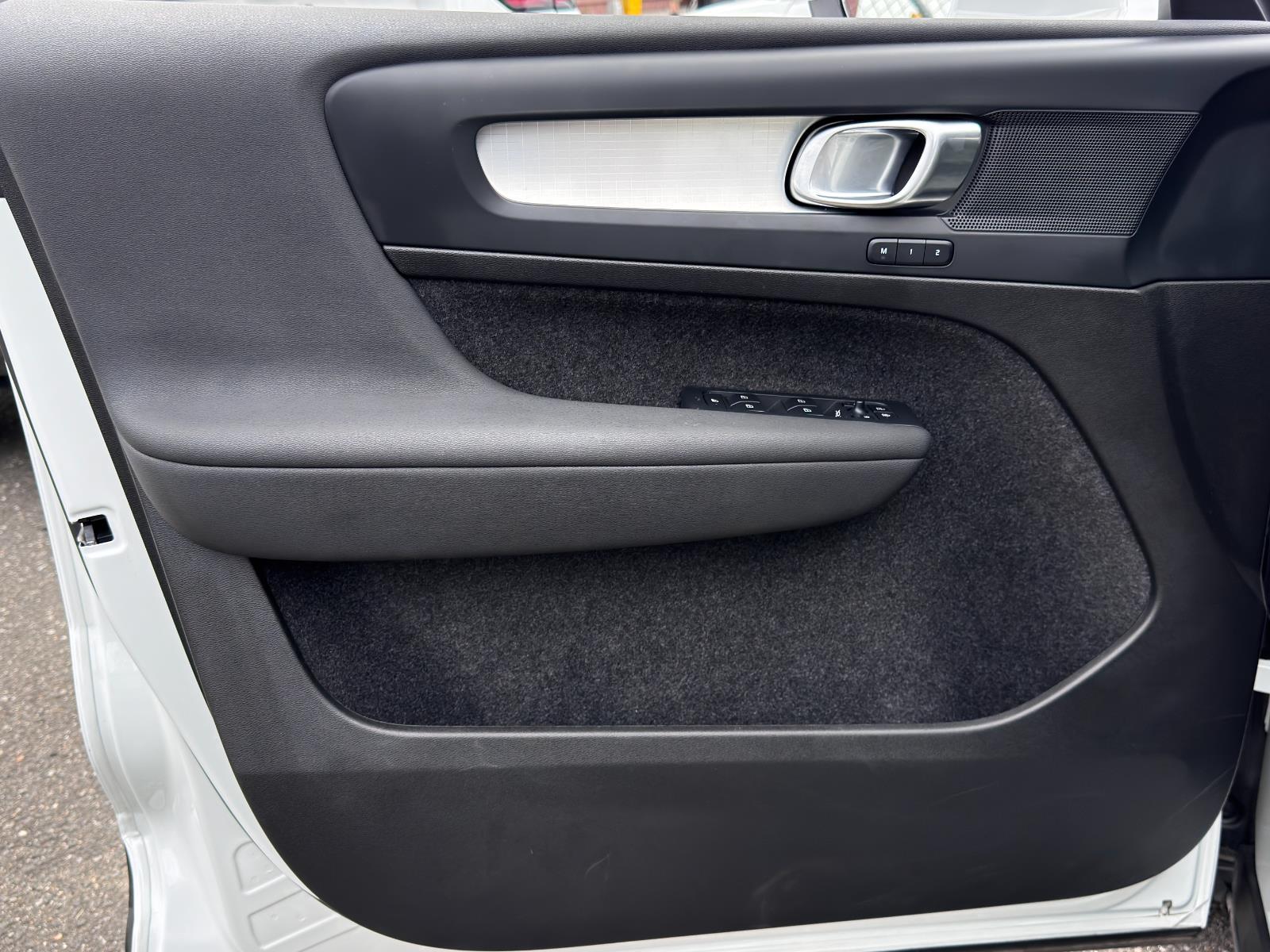 2025 Volvo XC40 Core photo 12