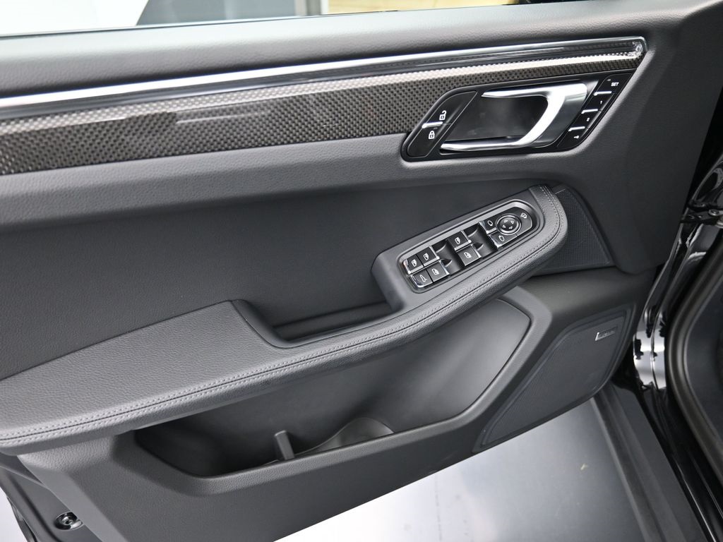 2026 Porsche Macan S photo 20