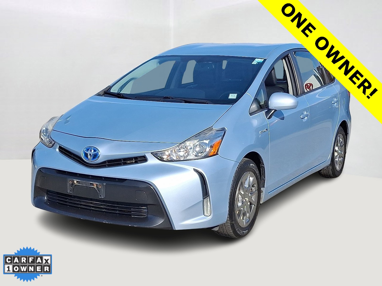 2015 Toyota Prius v Five's photo