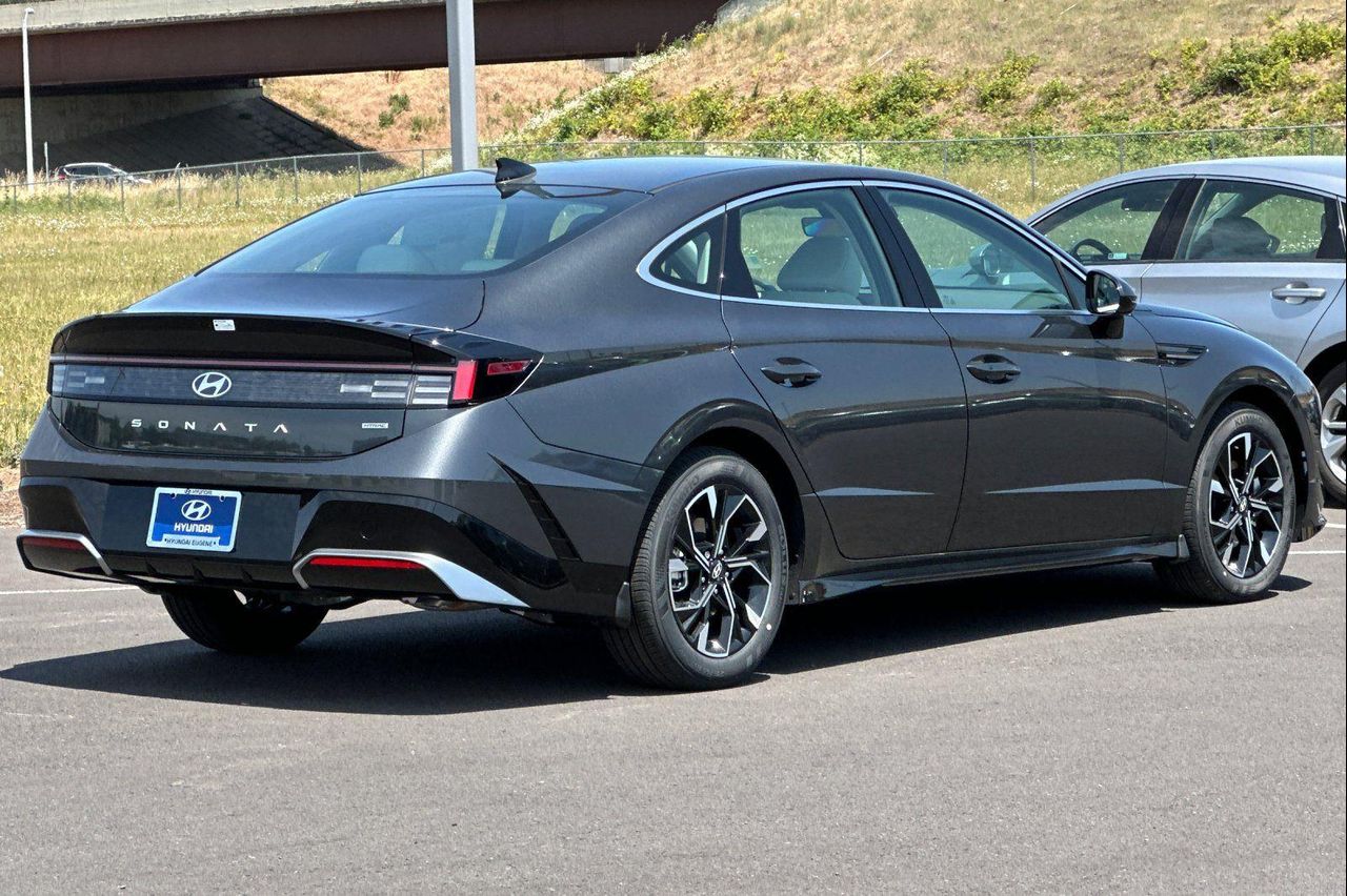 2025 Hyundai Sonata SEL photo 3