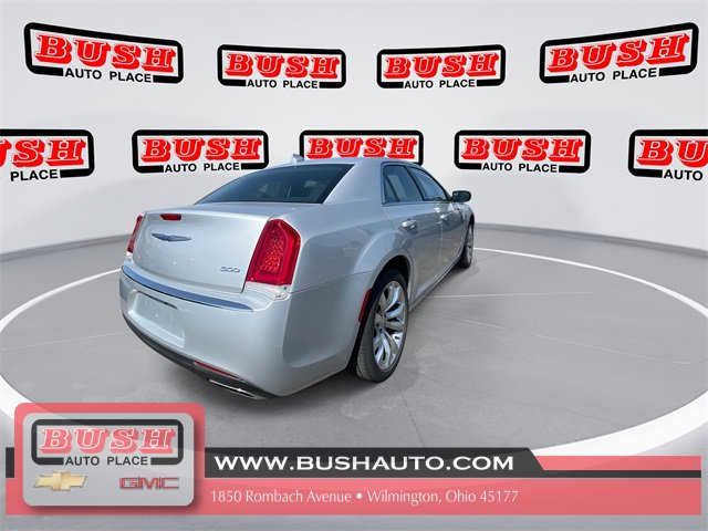 2019 Chrysler 300 Touring L photo 2