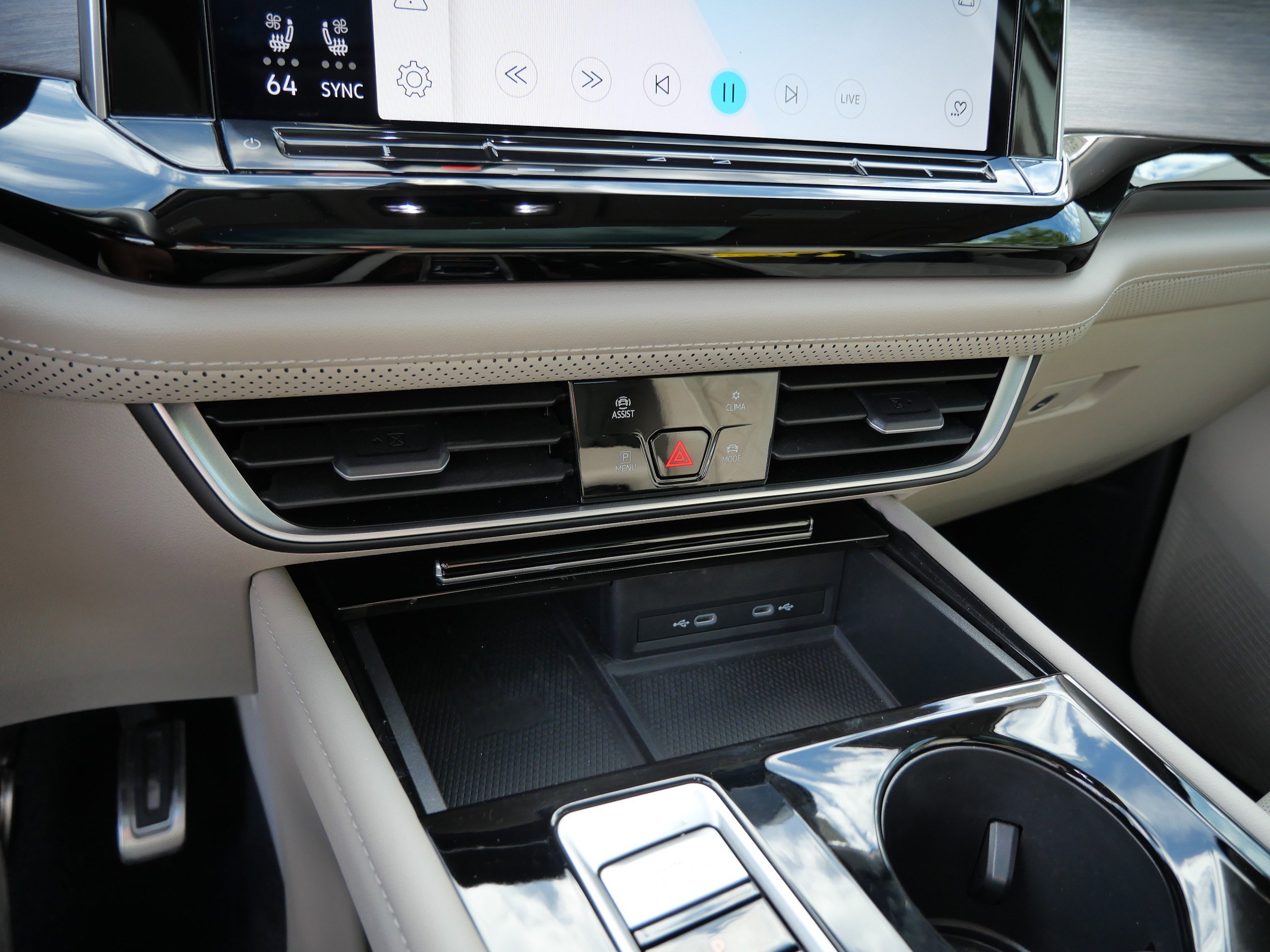 2024 Volkswagen Atlas SEL Premium R-Line photo 23