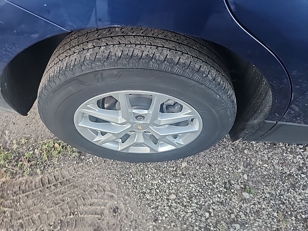 2022 Chevrolet Equinox LS photo 3