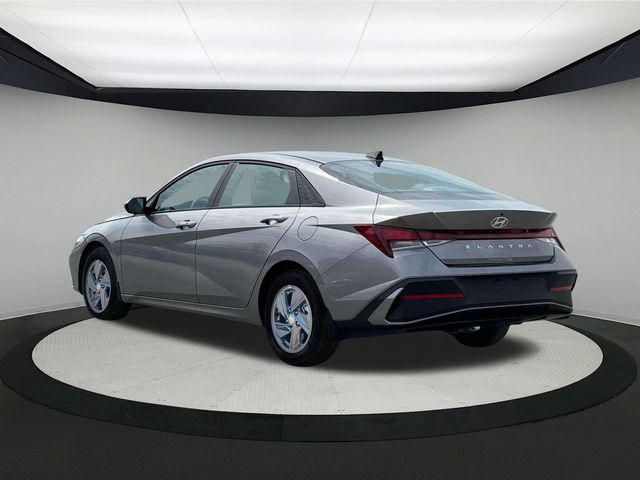 2025 Hyundai Elantra SE photo 5