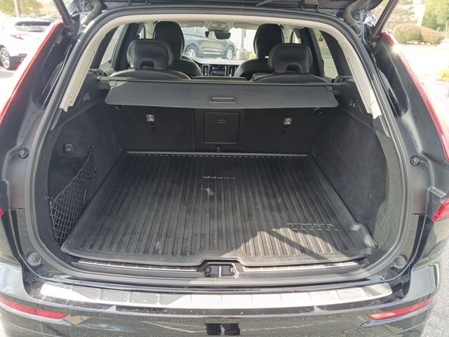 2022 Volvo XC60 B5 Momentum photo 11