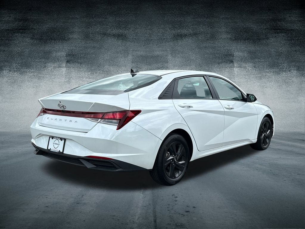2023 Hyundai Elantra SEL photo 4