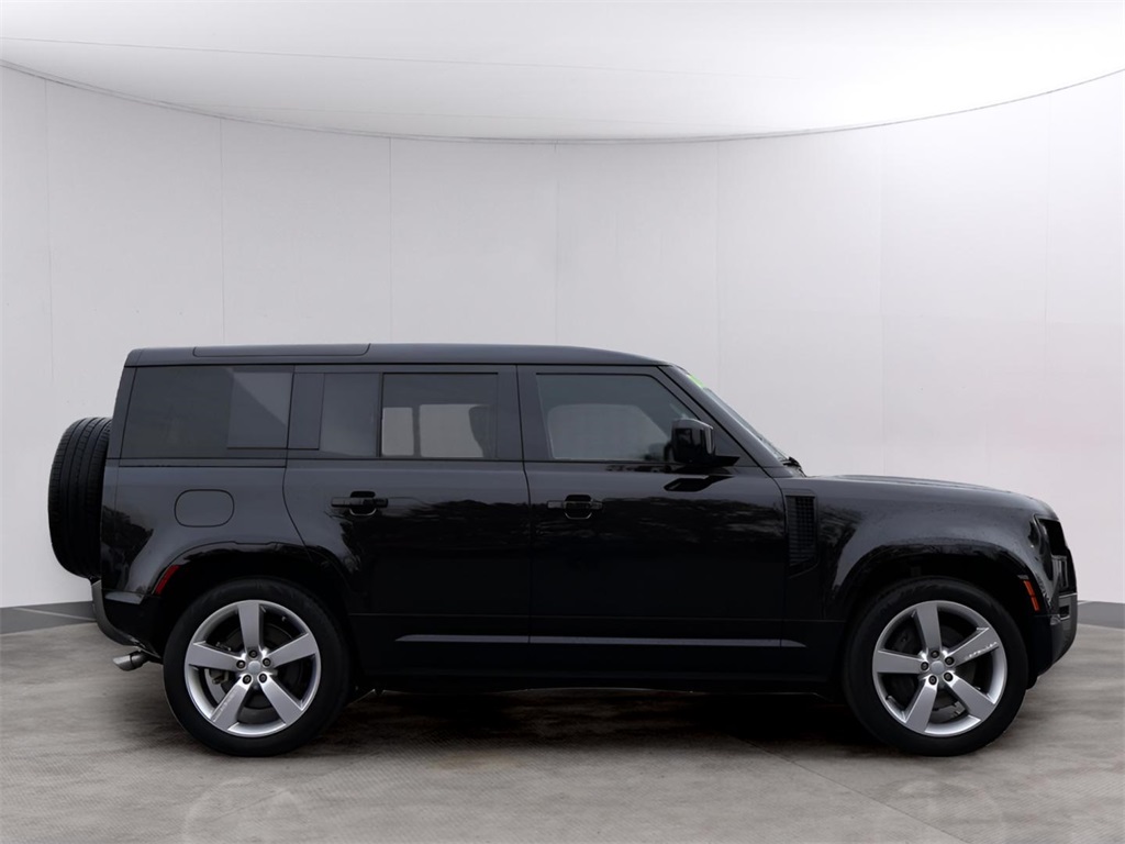 2025 Land Rover Defender 110 X-Dynamic SE photo 3