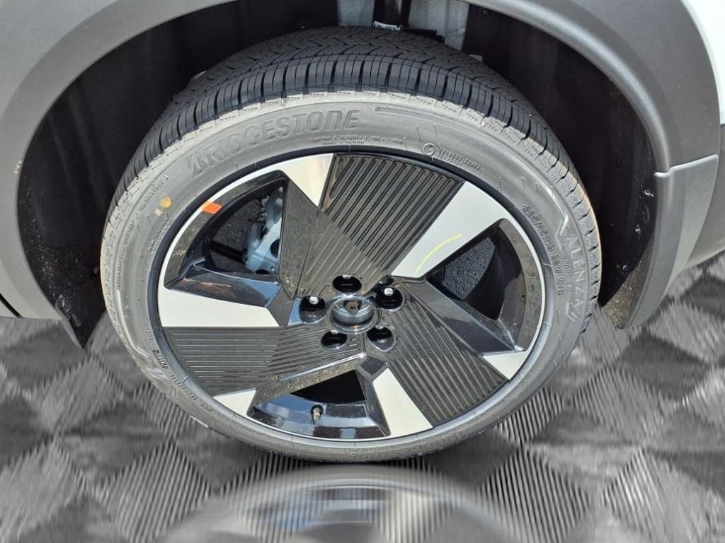 2025 Nissan Kicks SR photo 4