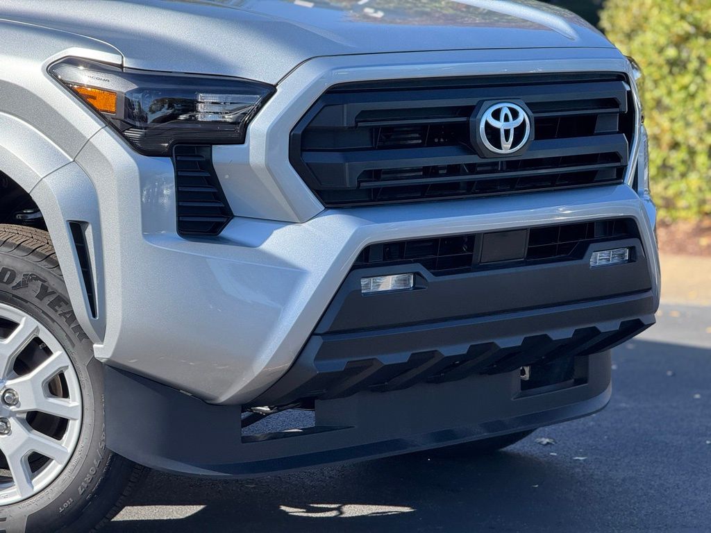 2025 Toyota Tacoma SR5 photo 4