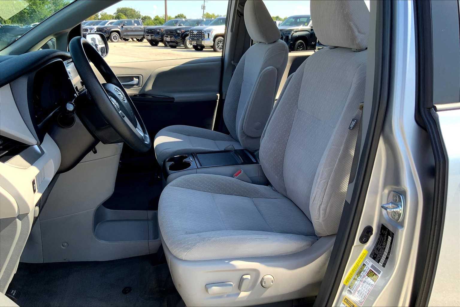 2017 Toyota Sienna LE photo 7