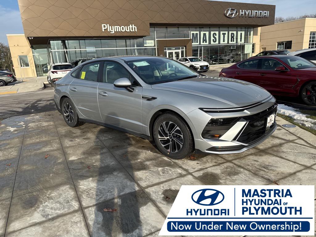 2026 Hyundai Sonata Hybrid Blue's photo