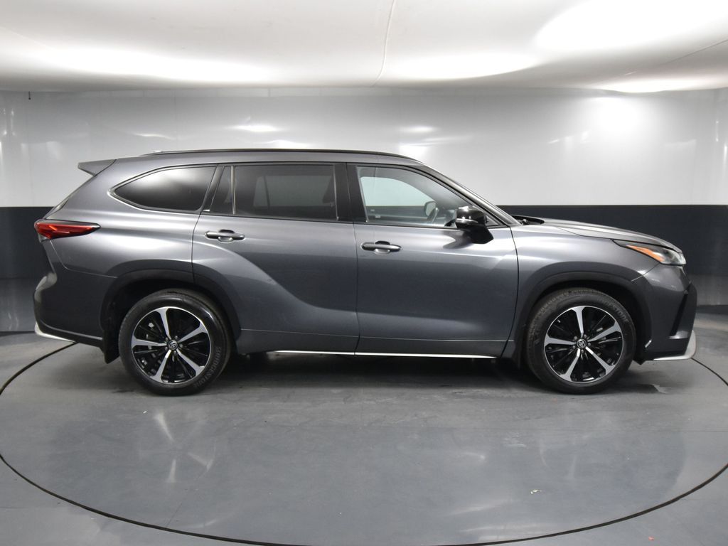 2022 Toyota Highlander XSE photo 2
