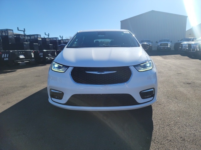 2025 Chrysler Pacifica photo 3