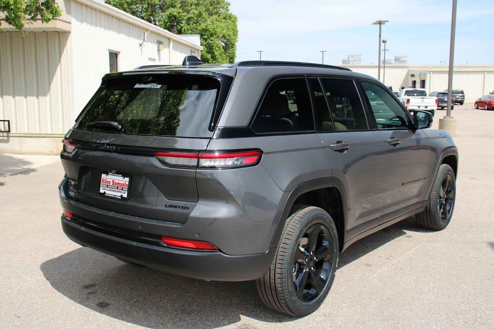 2025 Jeep Grand Cherokee Limited photo 3