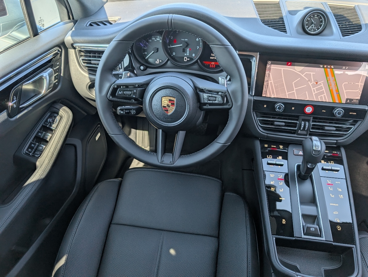 2026 Porsche Macan T photo 18