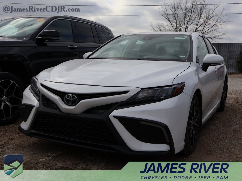 2024 Toyota Camry SE's photo