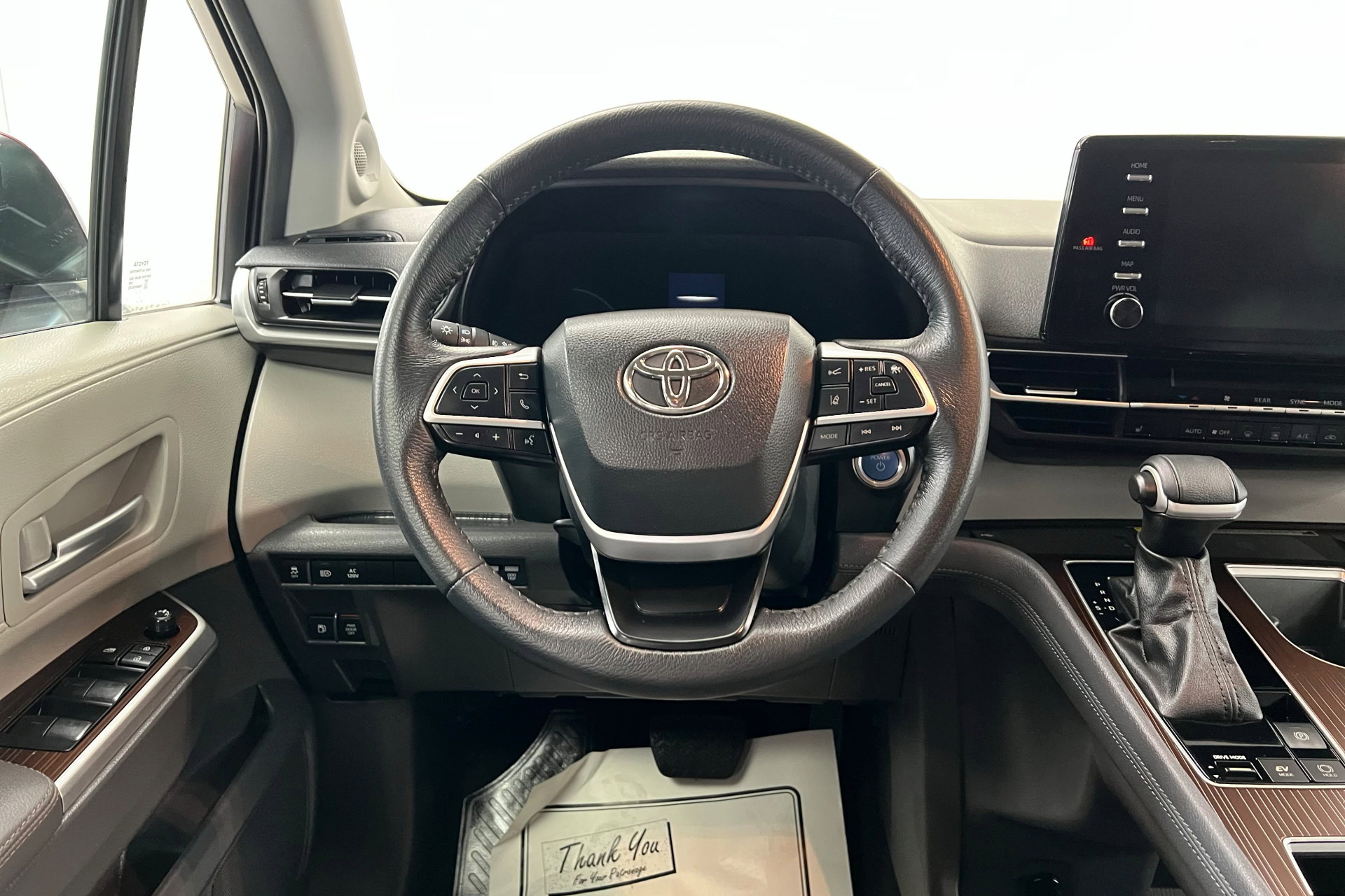 2023 Toyota Sienna XLE photo 12