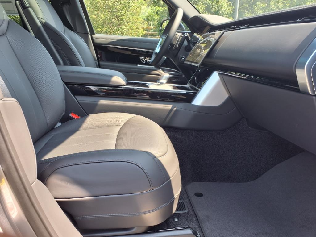 2025 Land Rover Range Rover SE photo 3