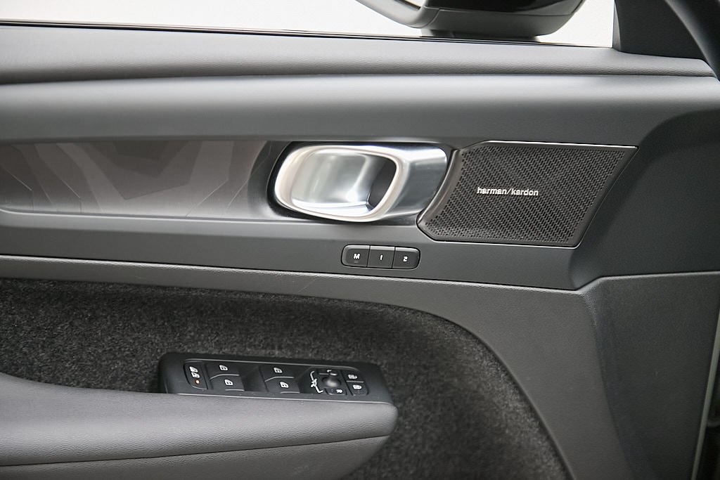 2023 VOLVO C40 - Image 10