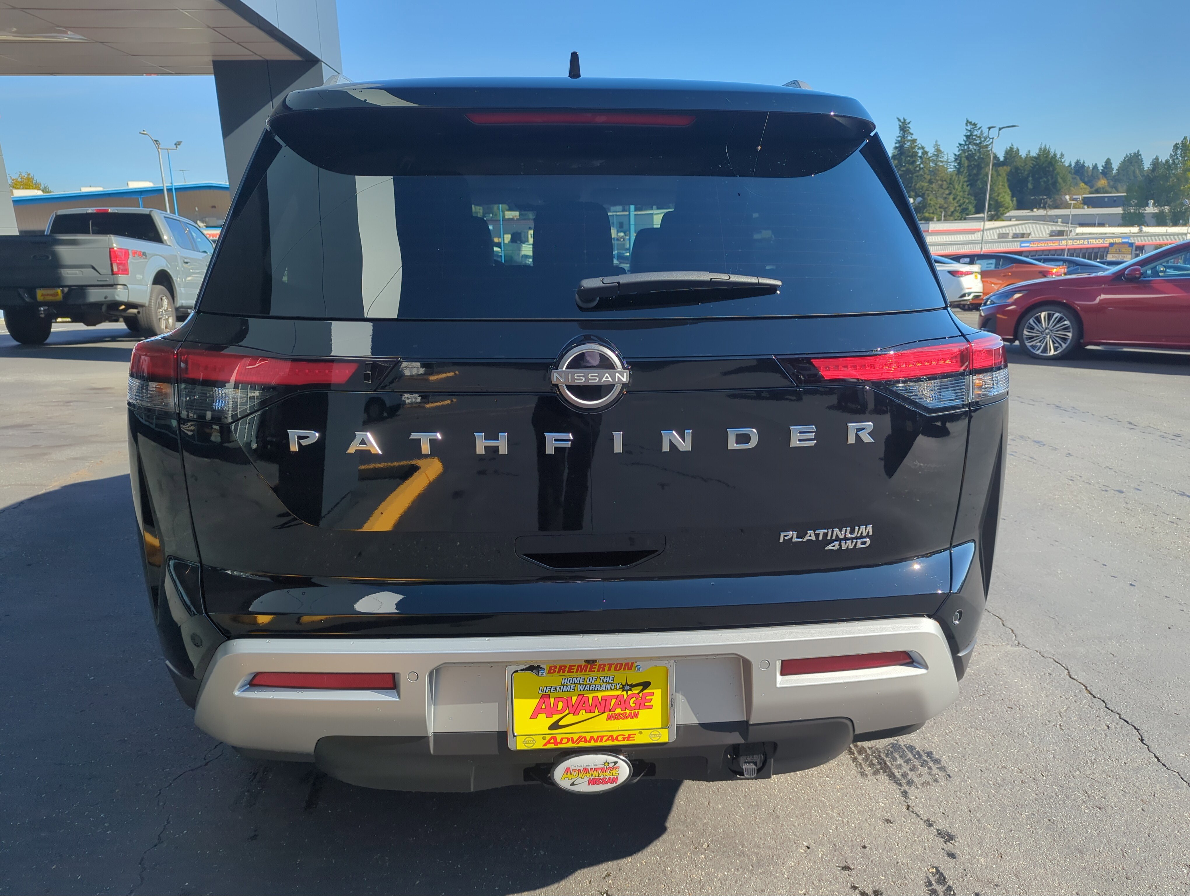 2025 Nissan Pathfinder Platinum photo 2
