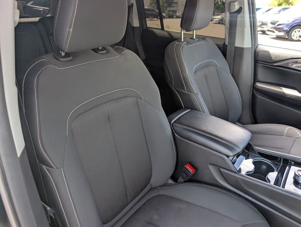 2023 Jeep Grand Cherokee Laredo photo 10