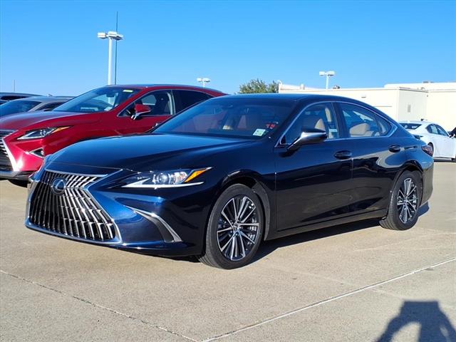 2025 Lexus ES Hybrid 300h's photo