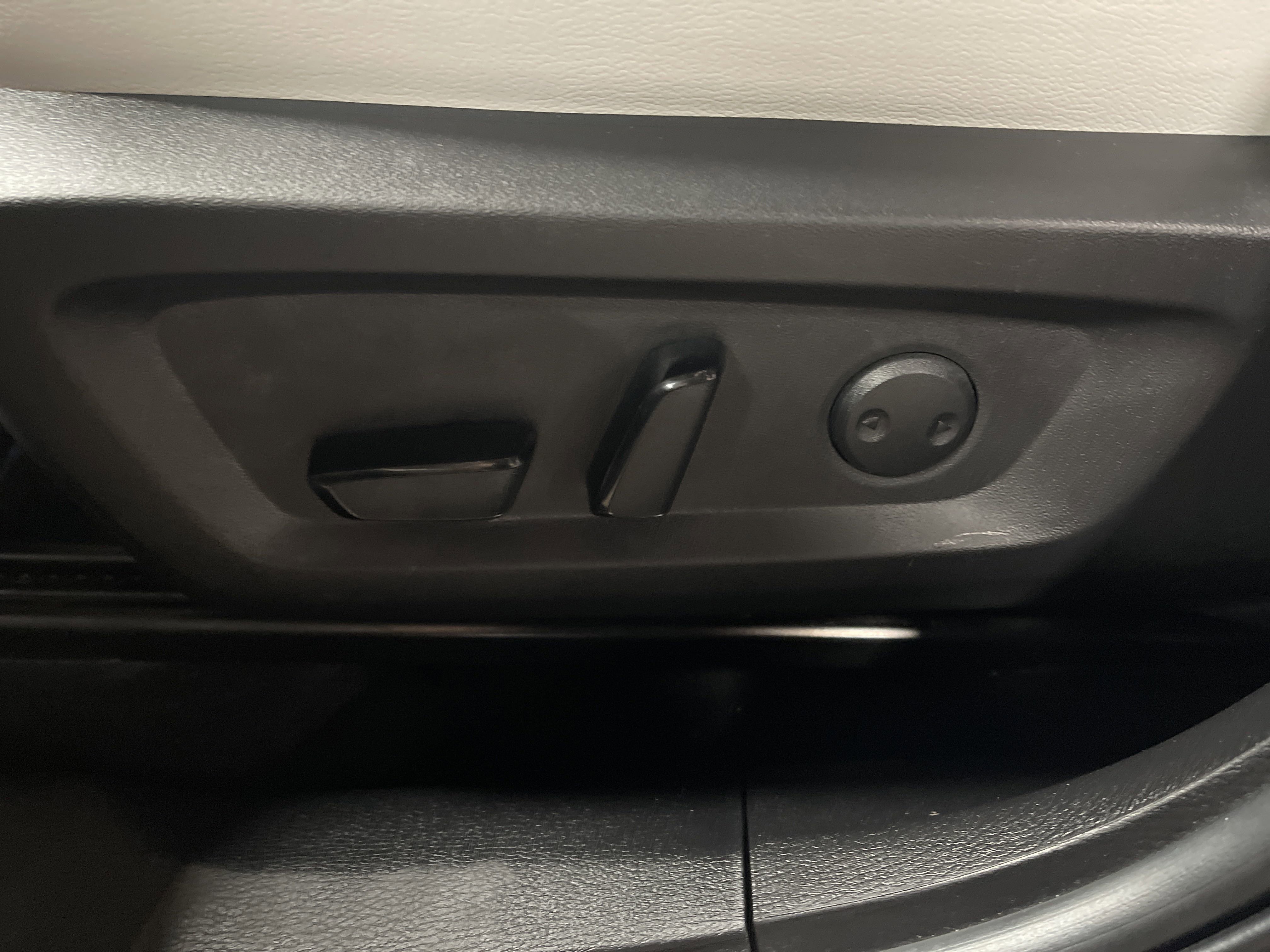 2023 Mitsubishi Outlander PHEV SEL photo 4