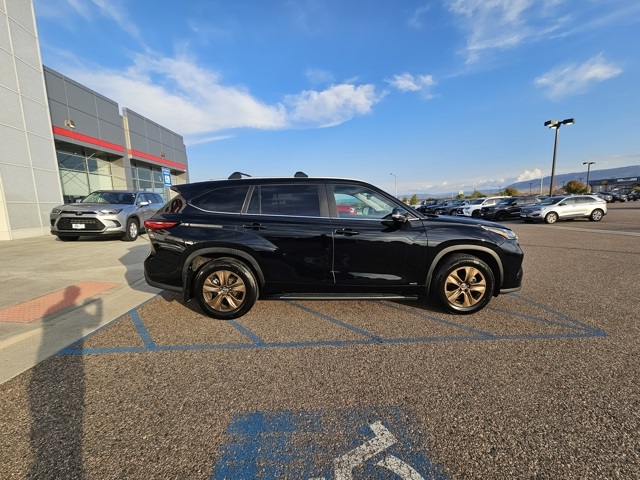 2023 Toyota Highlander Hybrid Bronze Edition photo 2