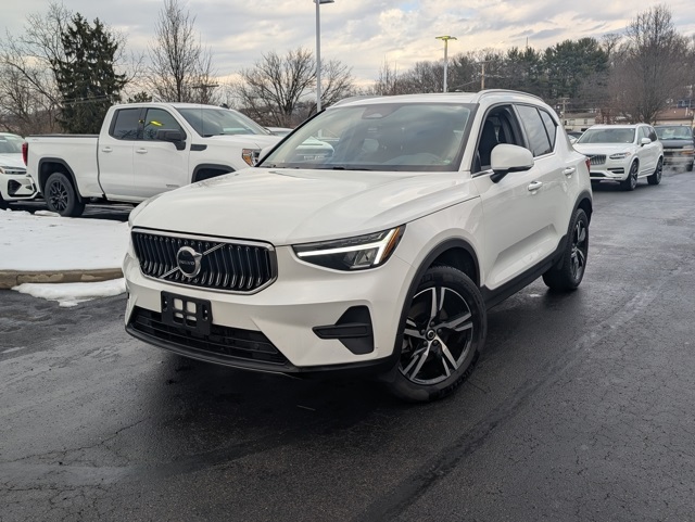 2025 Volvo XC40 Core's photo