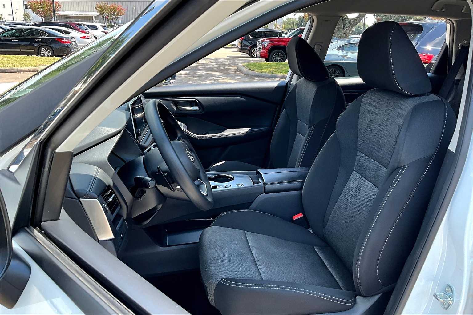 2024 Nissan Rogue SV photo 7