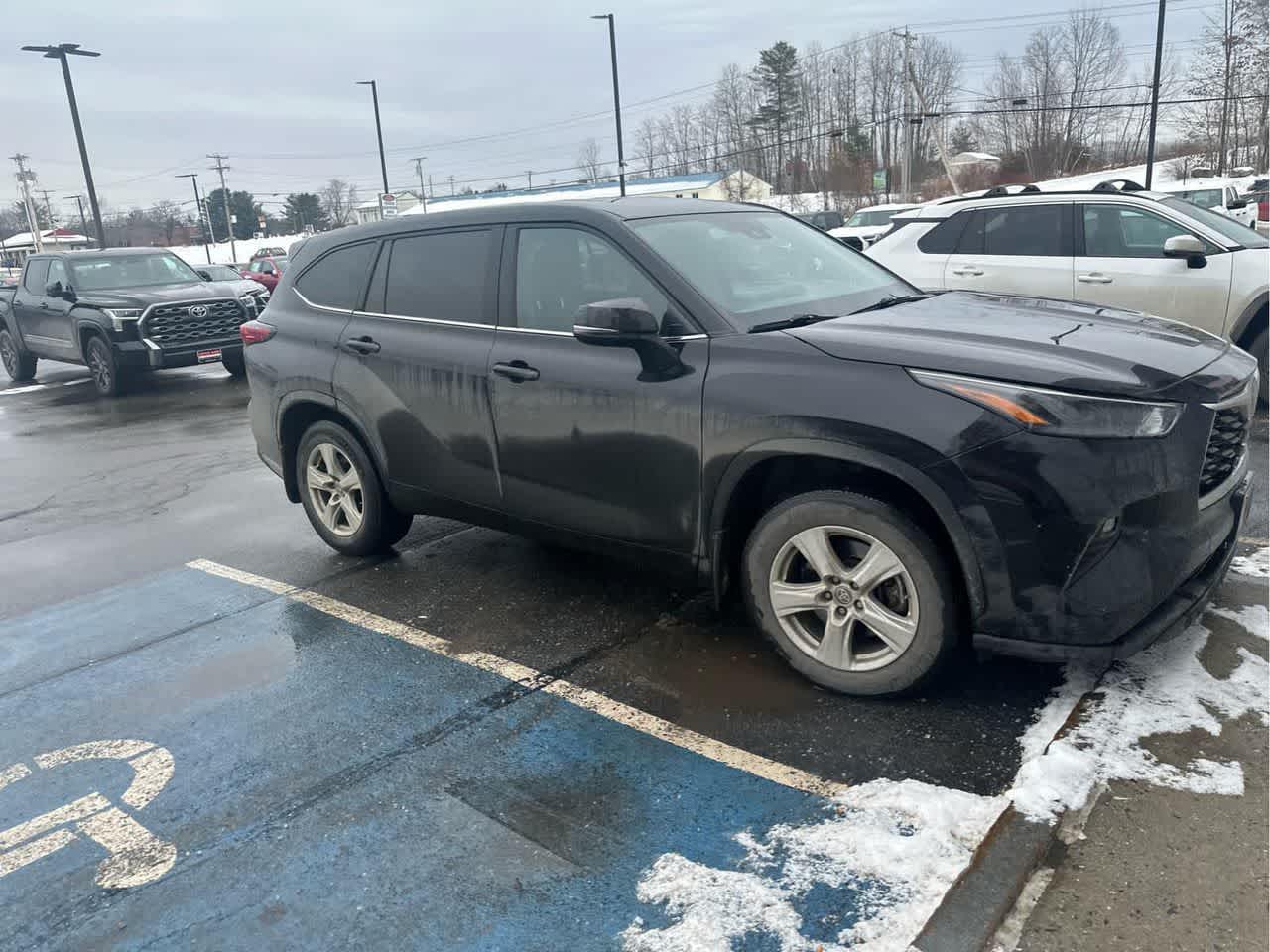2022 Toyota Highlander LE's photo