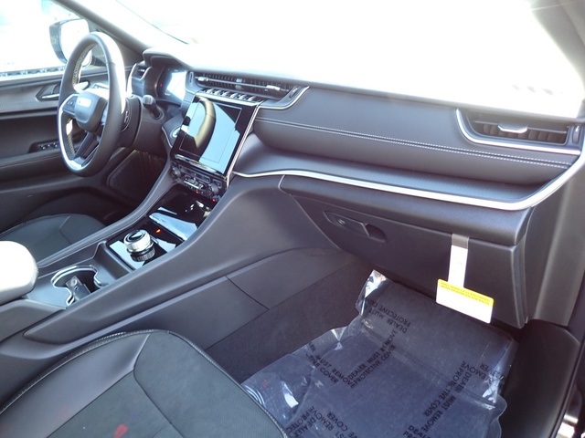 2025 Jeep Grand Cherokee Altitude photo 10