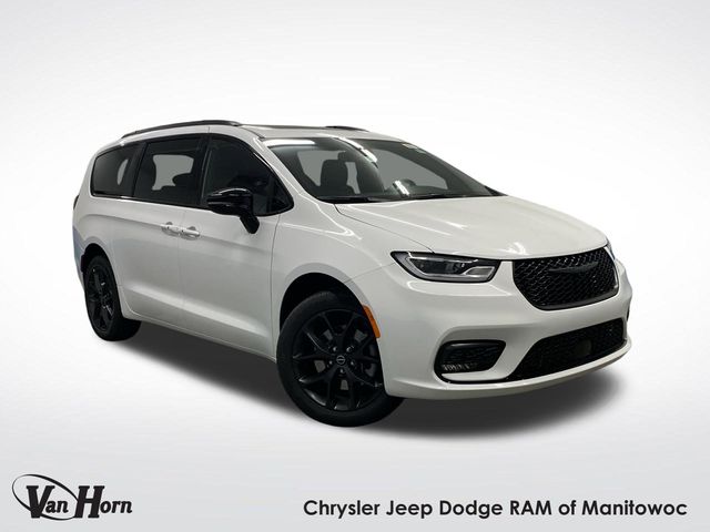 2026 Chrysler Pacifica Select's photo