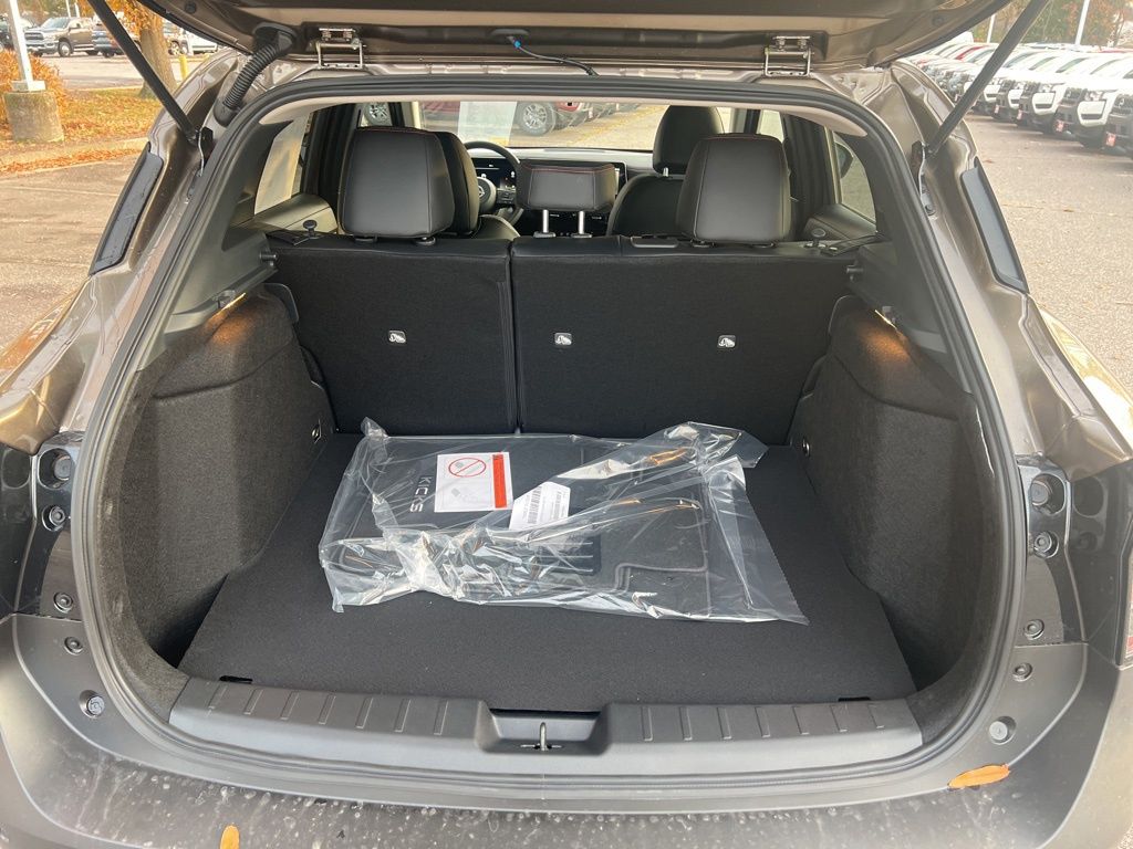2025 Nissan Kicks SR photo 12