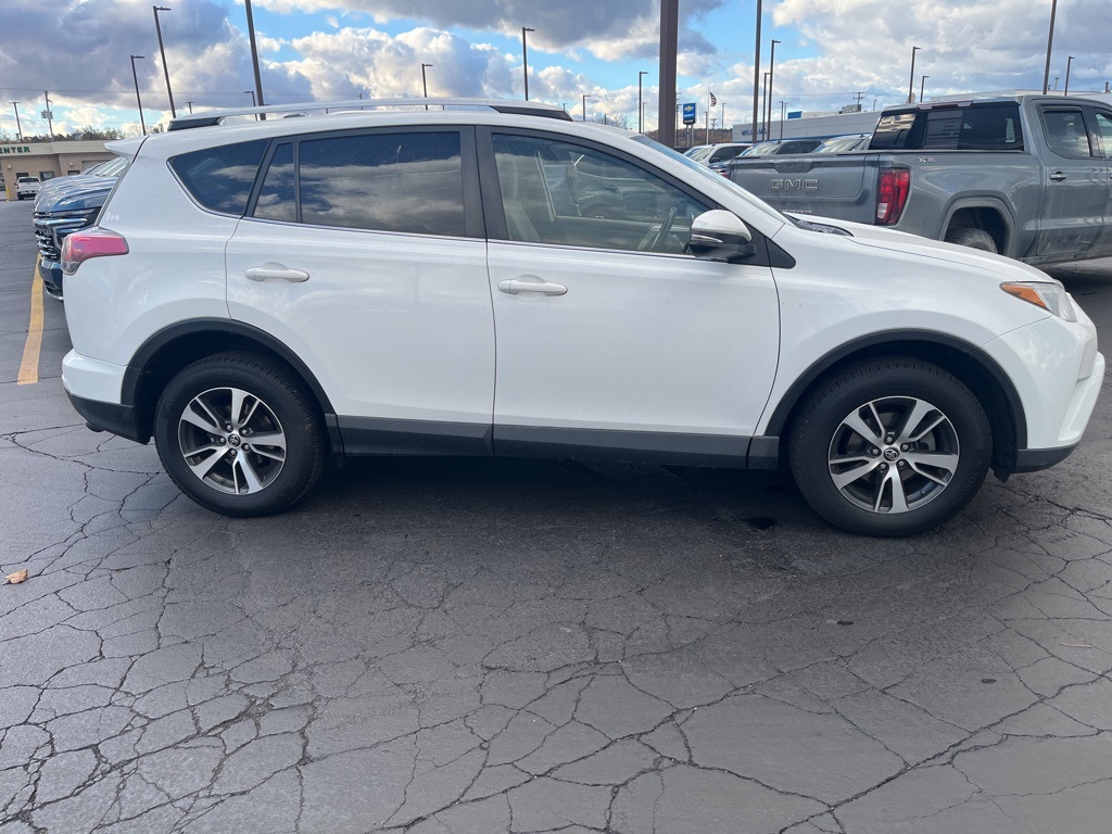 2016 Toyota RAV4 XLE photo 3