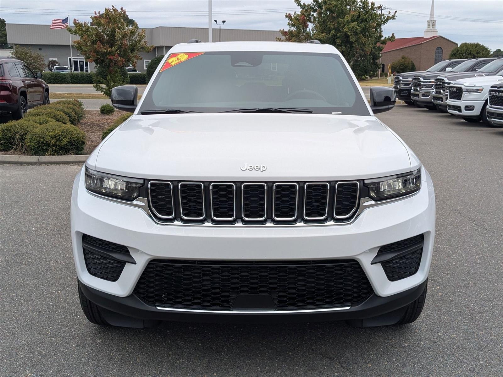 2025 Jeep Grand Cherokee Laredo X photo 2