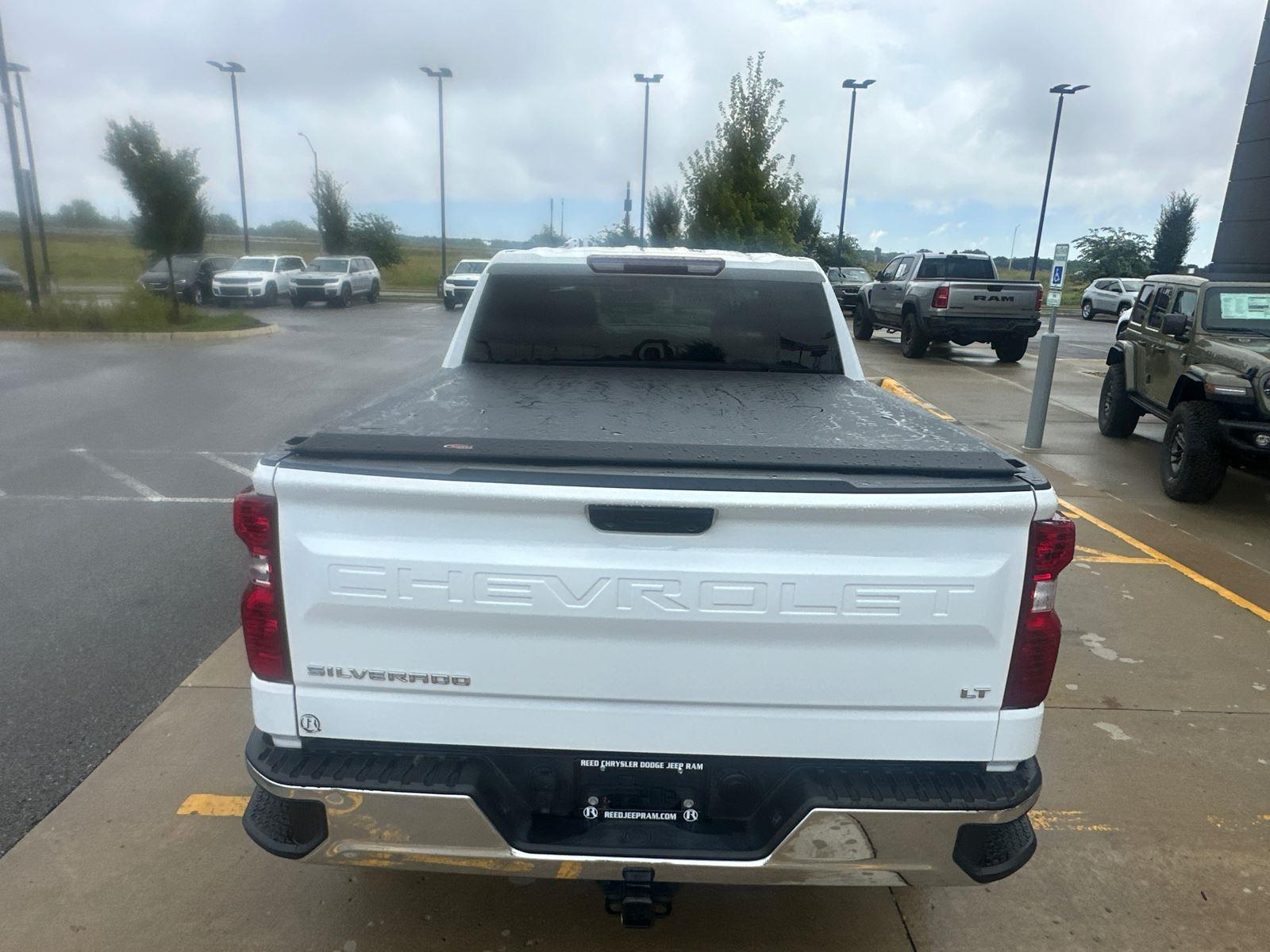 2022 Chevrolet Silverado 1500 LT photo 3