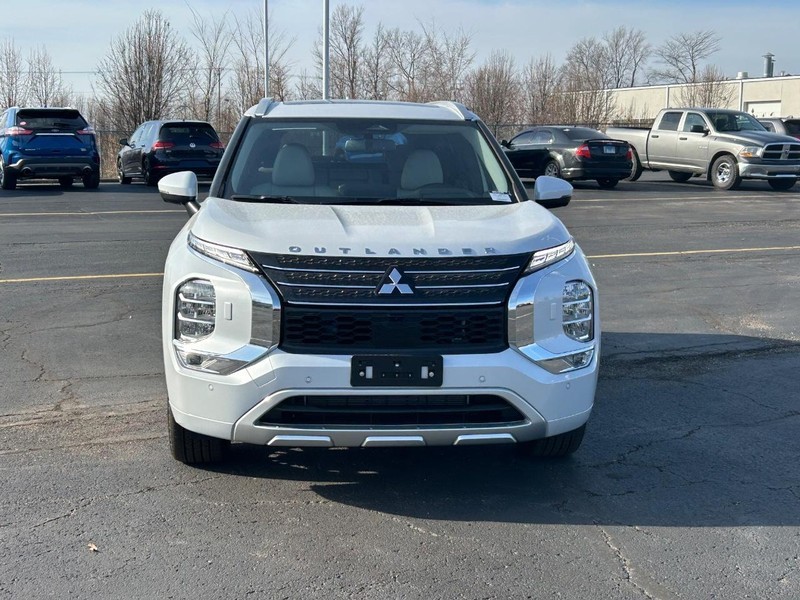 2025 Mitsubishi Outlander SEL photo 3