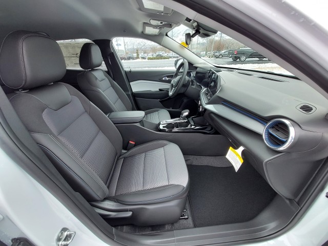 2025 Chevrolet Trax LT photo 33