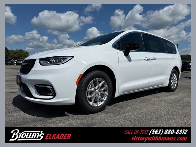 2026 Chrysler Pacifica Select's photo
