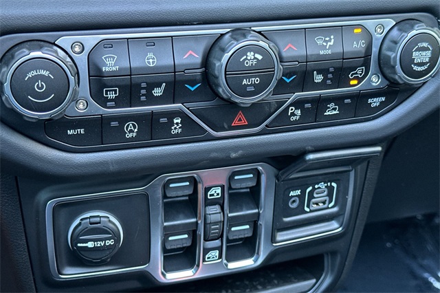 2025 Jeep Wrangler Sahara photo 19