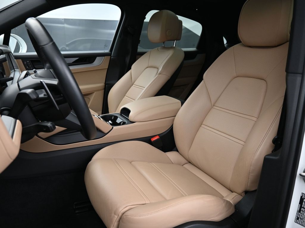 2024 Porsche Cayenne Coupe Base photo 4